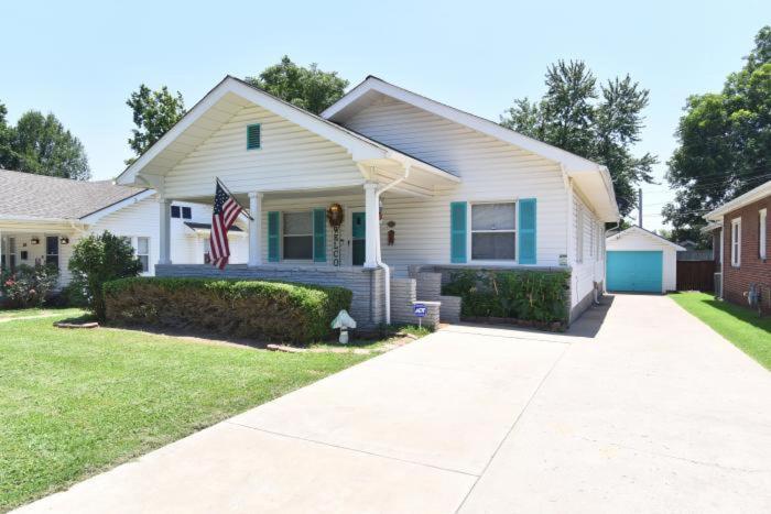 Entire Home*Cherry St*Food*Fun*Drinks*Shop* Tulsa Exterior foto